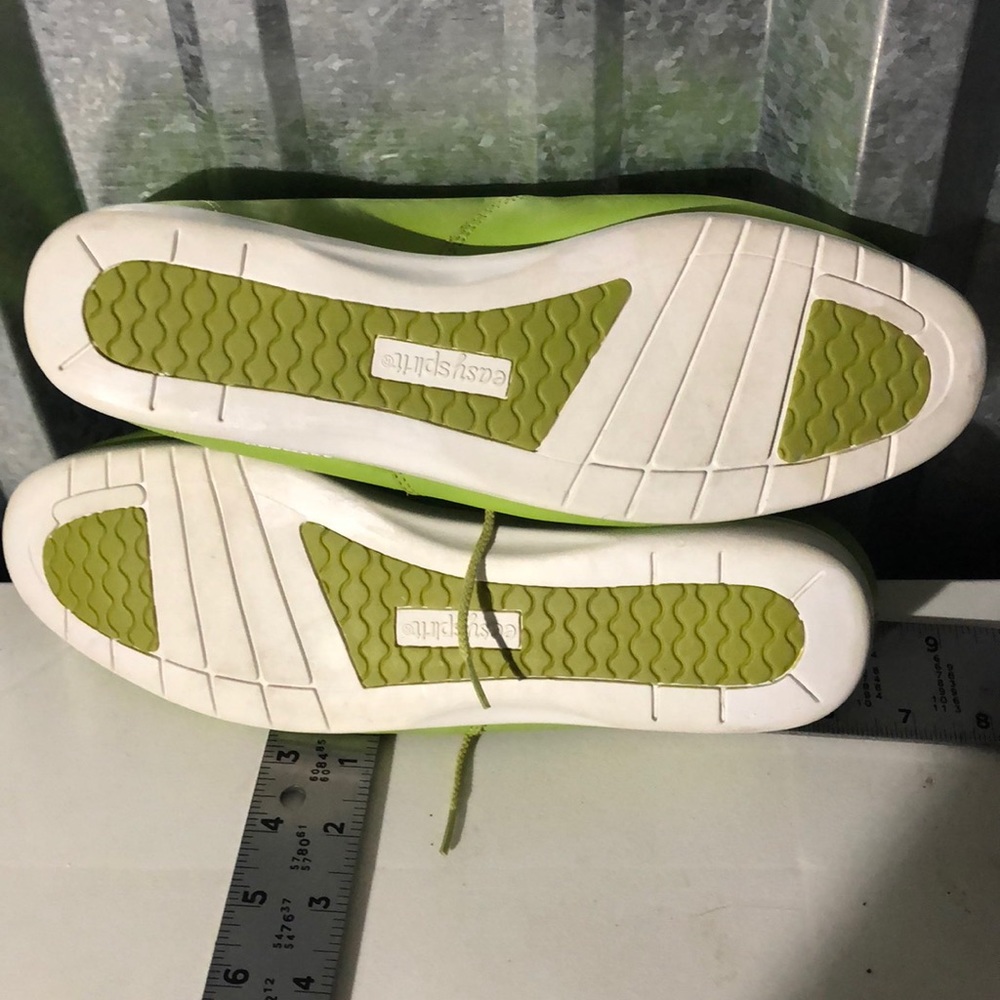 12 b/2a Easy Spirit lime green tie up loafers. - Picture 3 of 4